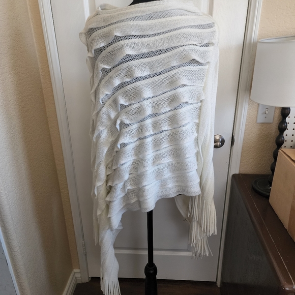 Shaw/sweater - Picture 2 of 3